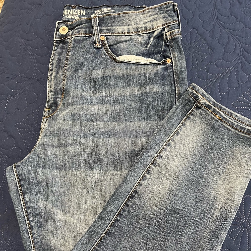 Denizen From Levi’s High Rise Ankle Skinny Jeans size 32.